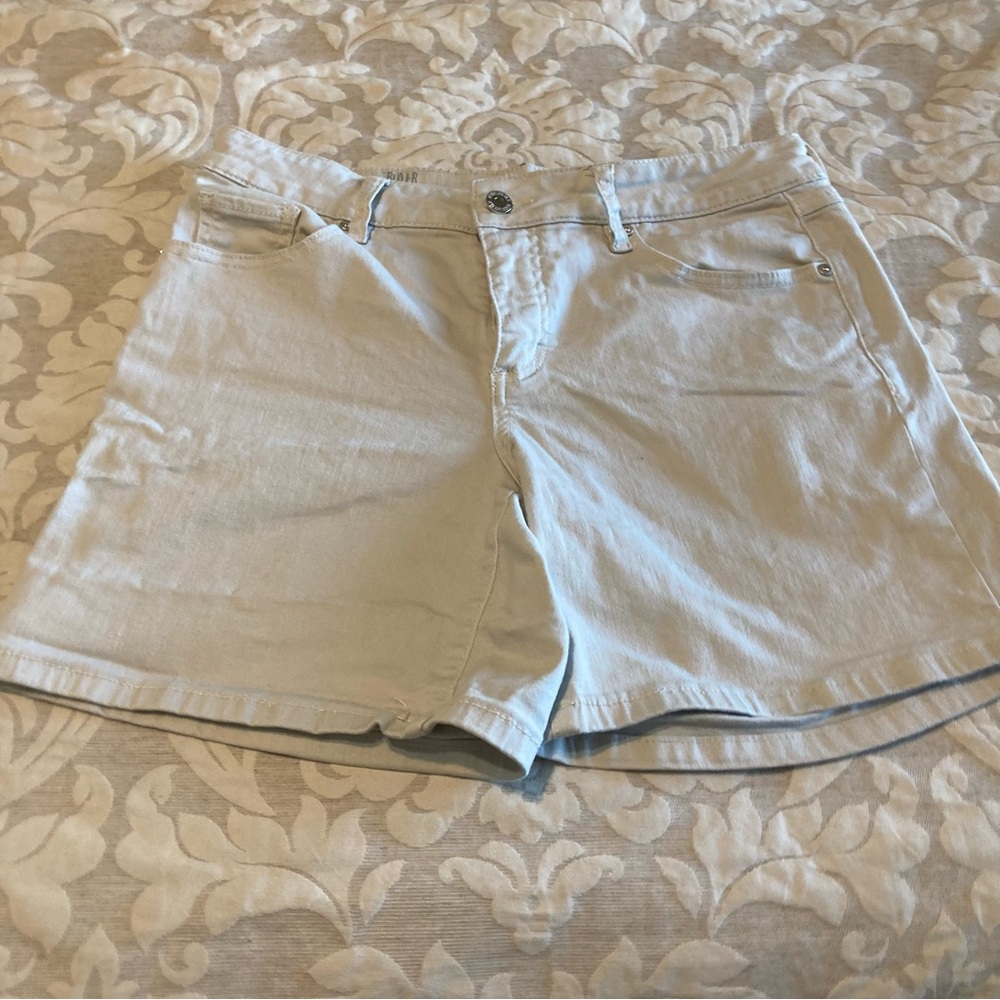 Sound Style Casual Light Cream Denim Shorts for Women